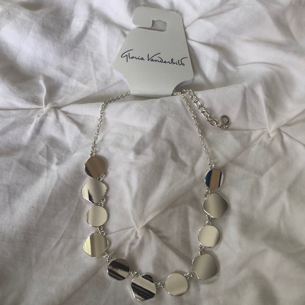 Gloria Vanderbilt Silver Shape Necklace 15$